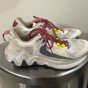nike Giannis’s size 10 mens white and purple